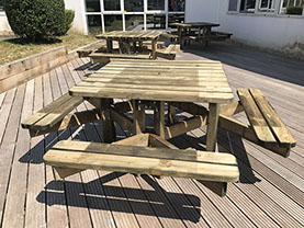 composition sur terasse de table d'exterieur en bois carré avec quatre banc intégrés