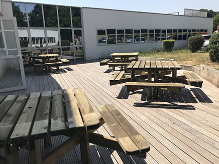 composition de tables d'exterieur en bois carré avec quatre banc intégrés