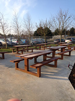 table d'exterieur avec banc intégrés