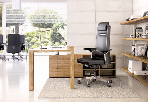 siège de bureau confort type cuir avec roulettes, accoudoirs, repose tête, le tout réglable.