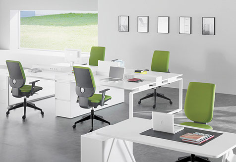 fauteuils de bureau vert avec accoudoirs, dossier et assise réglables sur roulette