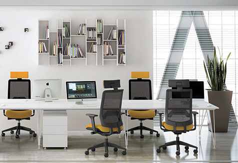 fauteuils de bureau ergonomique avec accoudoirs et repose tête intégrés sur mono-pied à cinq roulettes