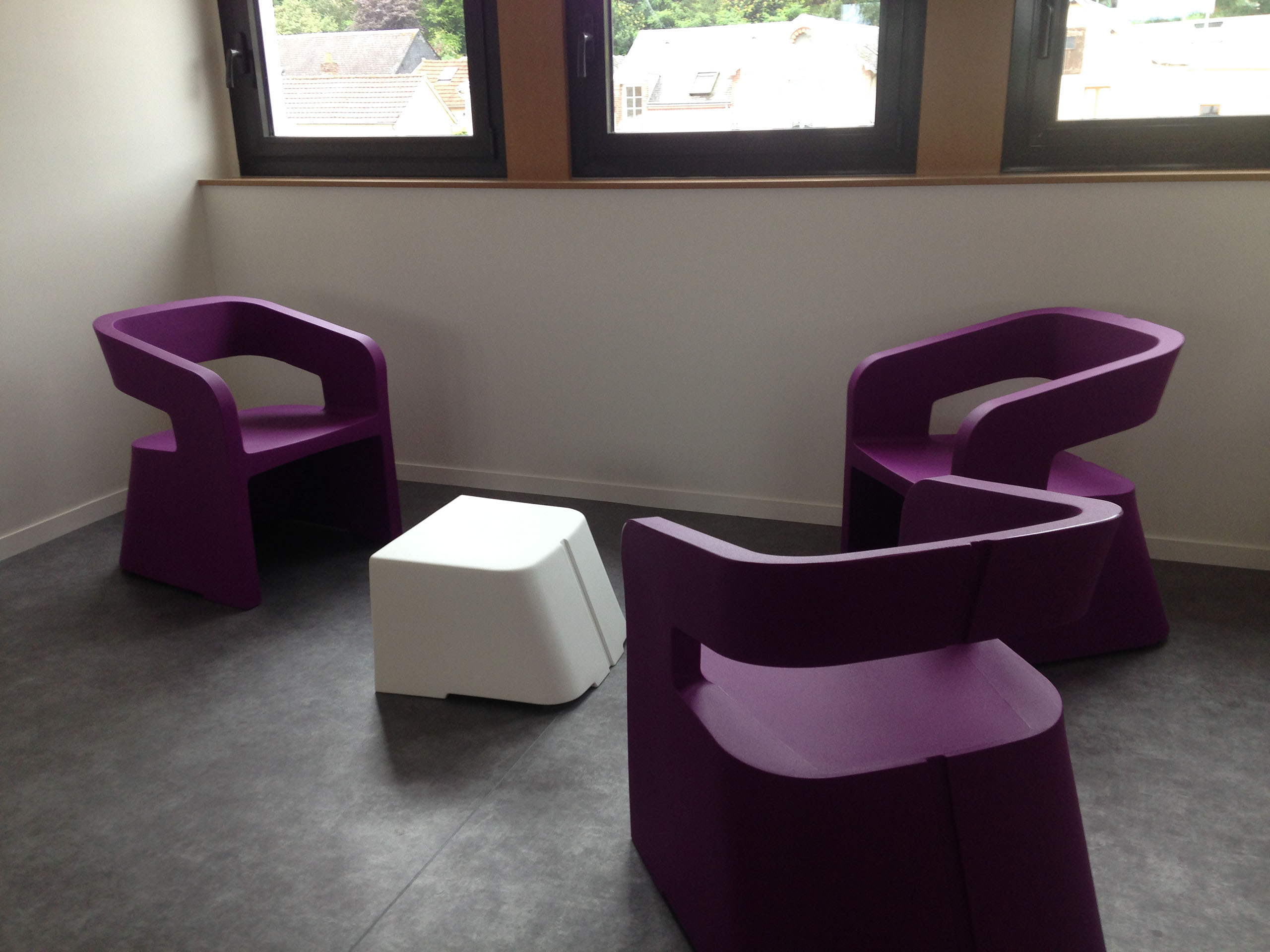 photo d'une réalisation, d'un espace d'attente avec table basse et fauteuils, de l'entreprise Riguet bureautique