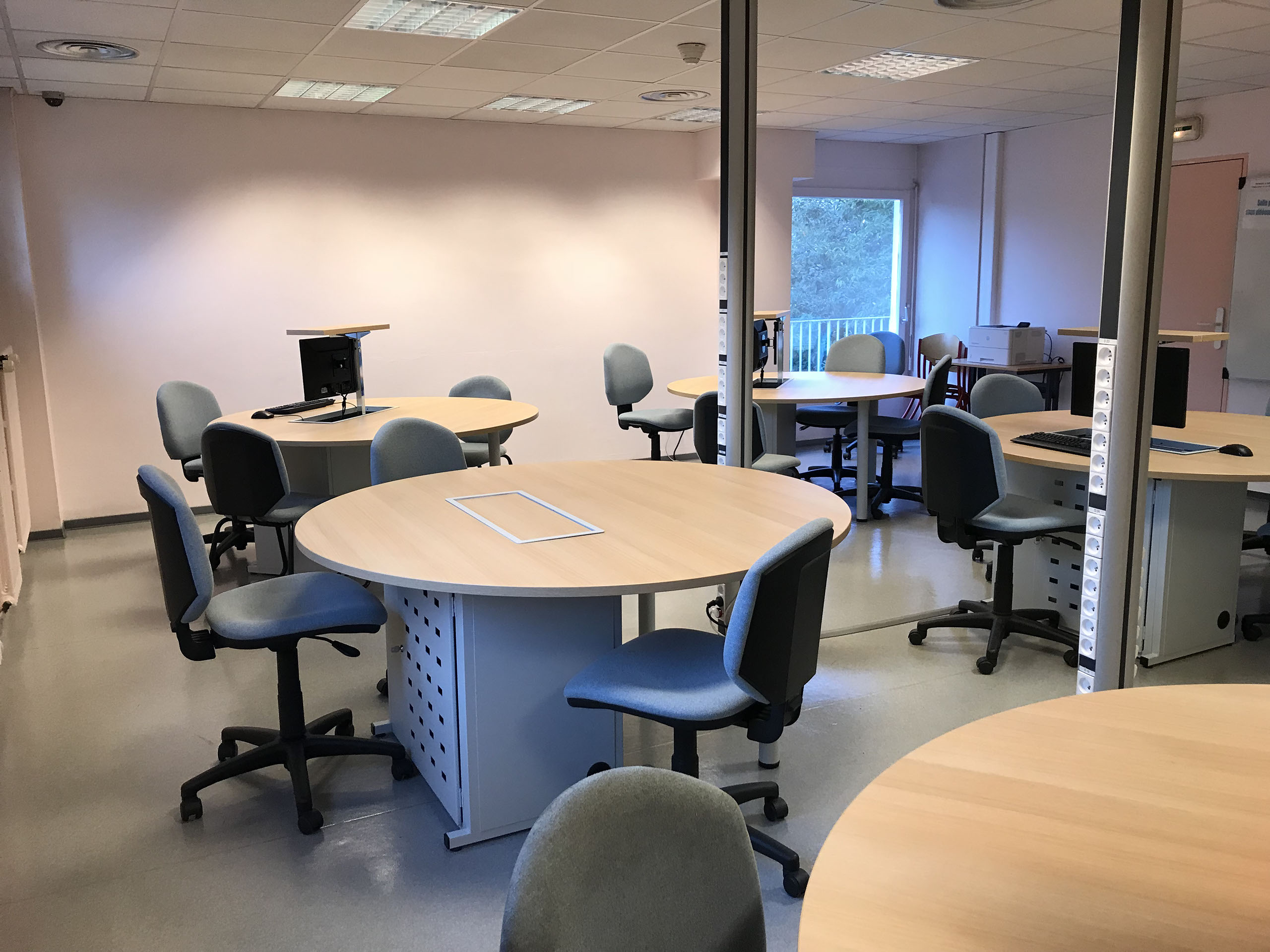 photo d'une réalisation d'un espace de travail de l'entreprise Riguet bureautique