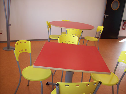 table et chaise pour espace caféteria, restauration, coloré et tendance