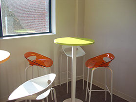 mange-debout et tabourets