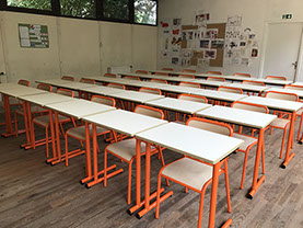 salle de classe avec table une personne et chaises, une réalisation Riguet Bureautique