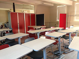 tables une personne et chaise de classe
