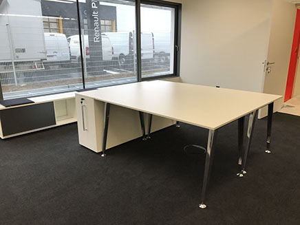 Double table de travail dans espace de co-working, une réalisation Riguet Bureautique