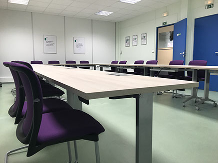 salle de réunion, avec composition de table longue en "u" et chaise ergonomique, une réalisation Riguet Bureautique
