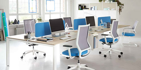 bureaux, chaise ergonomique, et mobilier de travail avec panneau séparateur acoustique intégrés